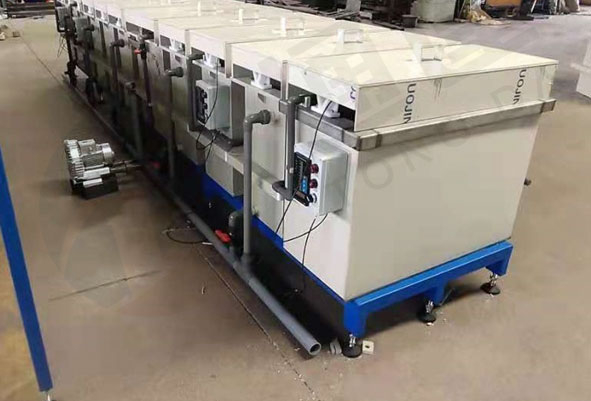 根据政府部门安排，部分986路公交车暂别熟悉的跨江线路，司机开着公交车“变身”为直通浦东各大社区的送菜员